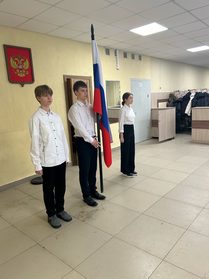 Сегодняшний день начался с линейки, на которой состоялась традиционная еженедельная церемония вноса флага Российской Федерации..