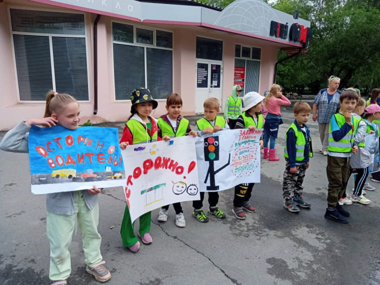 Активным июнь прошёл для ребят в школьном  лагере на знание и закрепление правил дорожного движения..