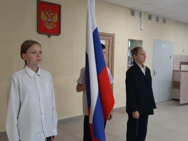Новая неделя в школе началась с церемонии выноса государственного флага Российской Федерации..