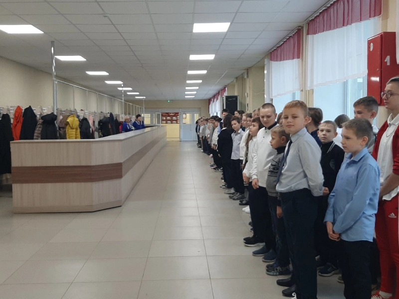 Новая неделя в школе началась с церемонии выноса государственного флага Российской Федерации..